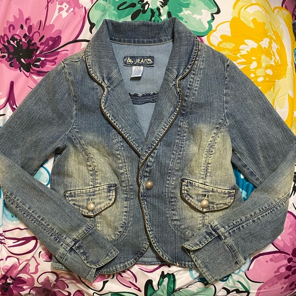 ✨Women’s Jean Jacket Bedazzled Embroidered & Distressed Size M✨ - Picture 2 of 4